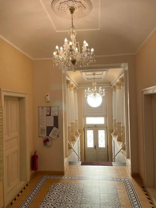 Apartment Royal Historical In Center